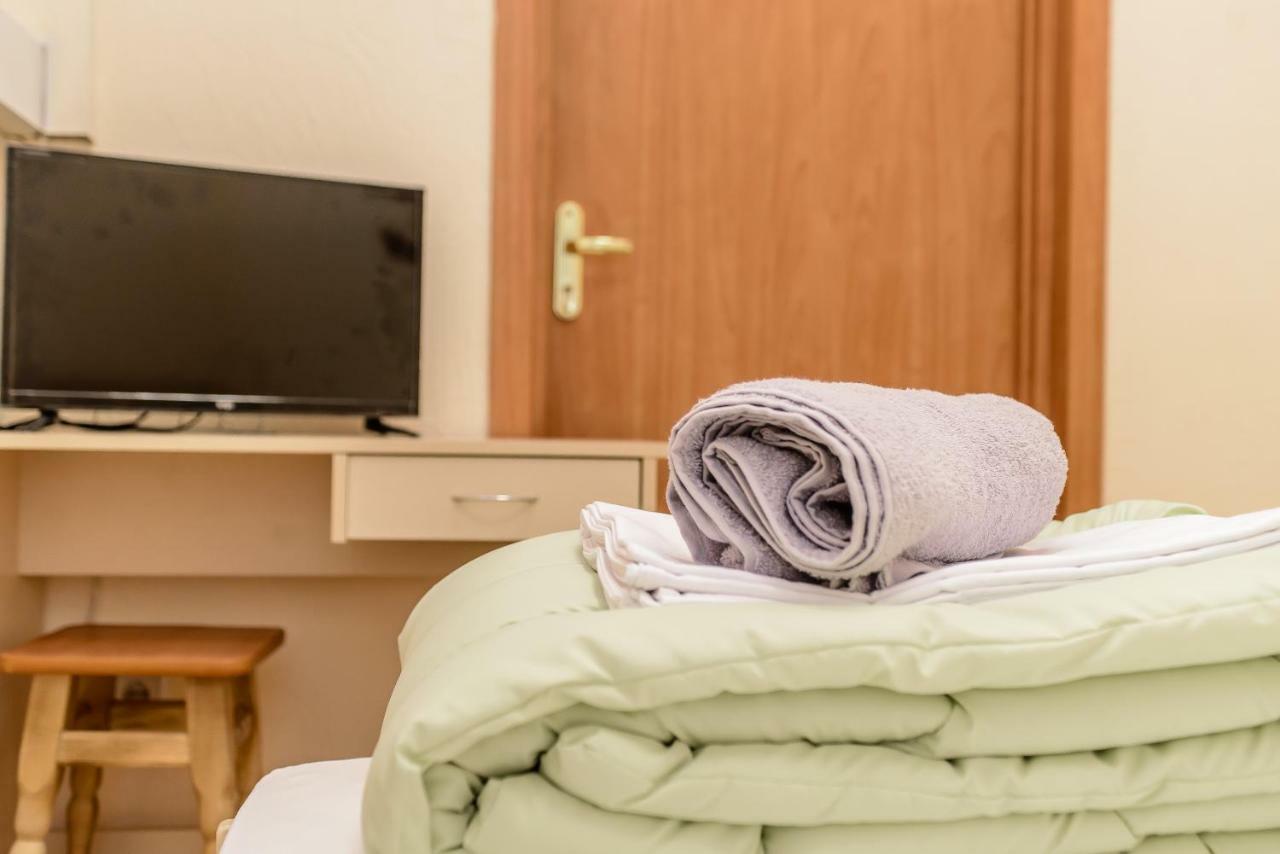 Globus Lipki Hostel 基輔 外观 照片